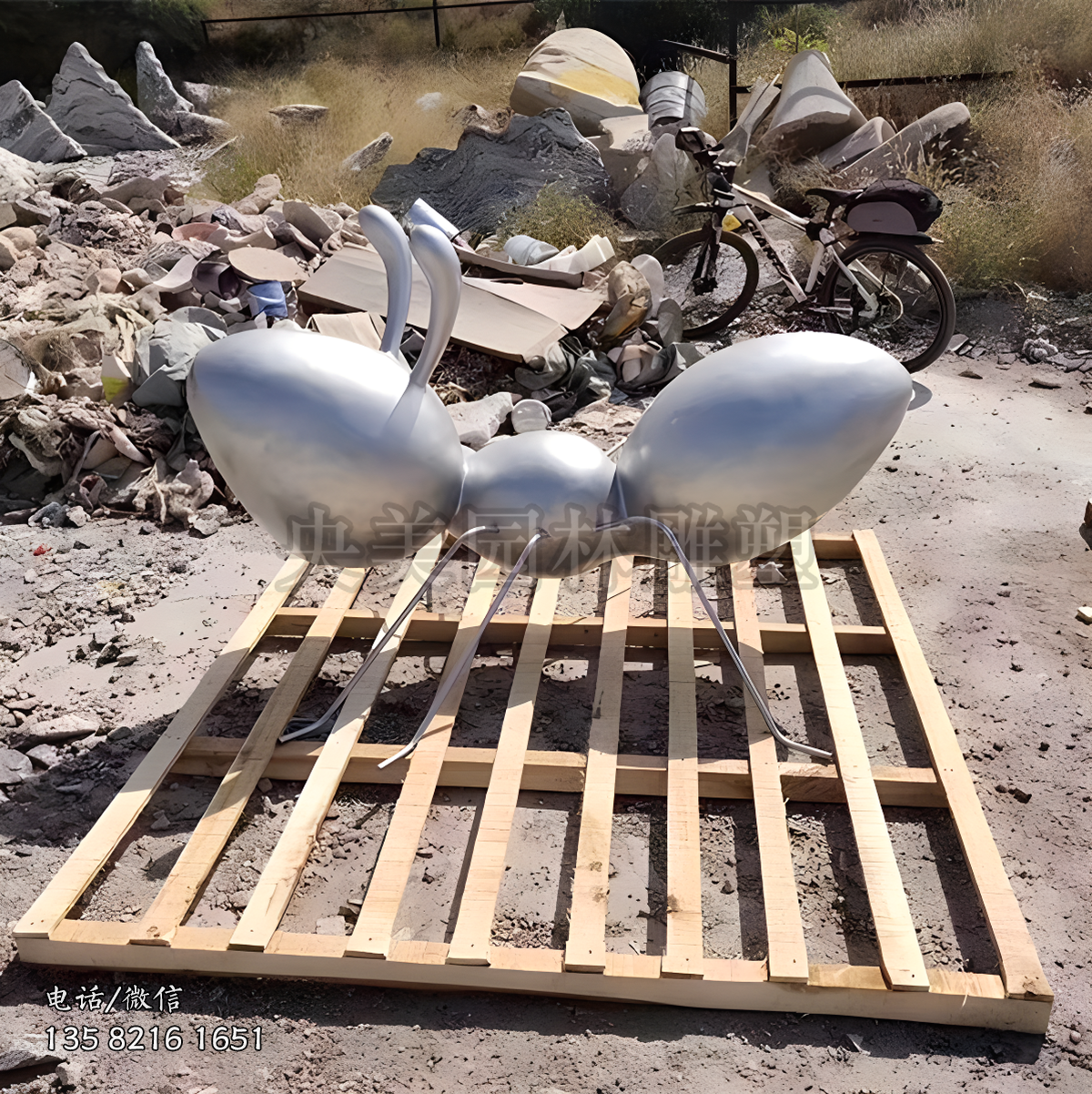 玻璃鋼噴銀漆螞蟻雕塑