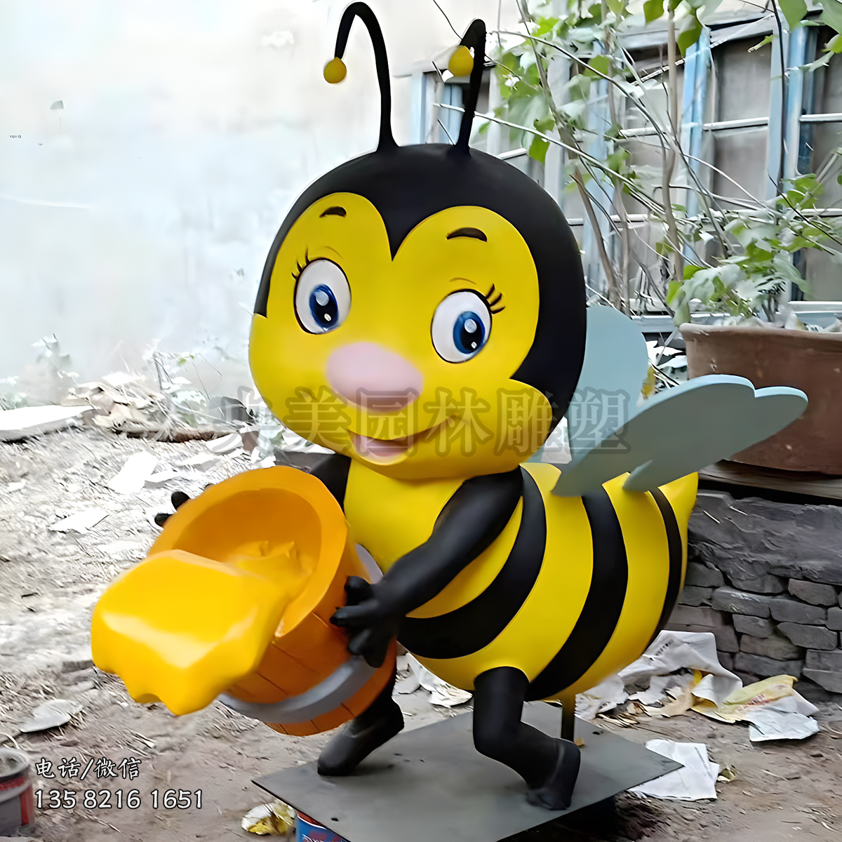 倒蜂蜜的玻璃鋼蜜蜂雕塑