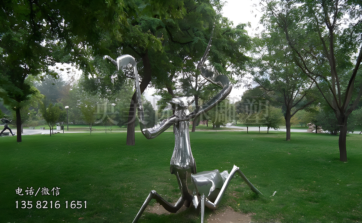 鏡面不銹鋼螳螂雕塑