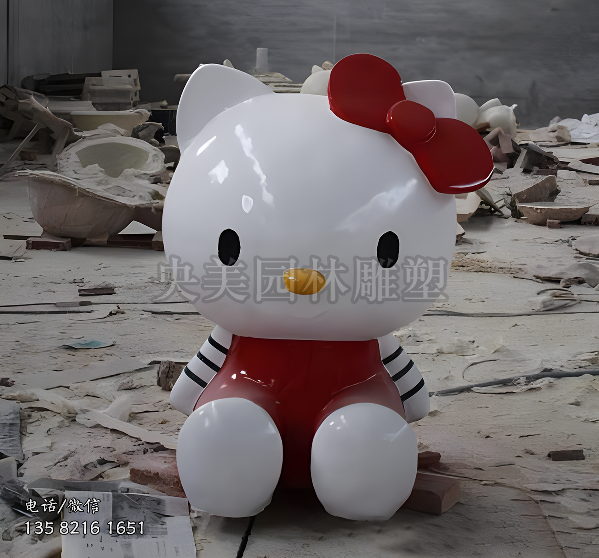 席地而坐的HelloKitty貓雕塑
