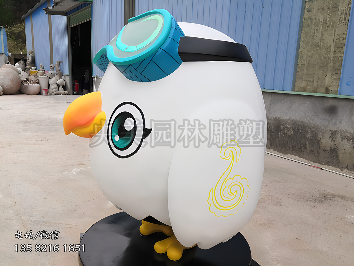 頭戴潛水鏡的小鳥(niǎo)雕塑