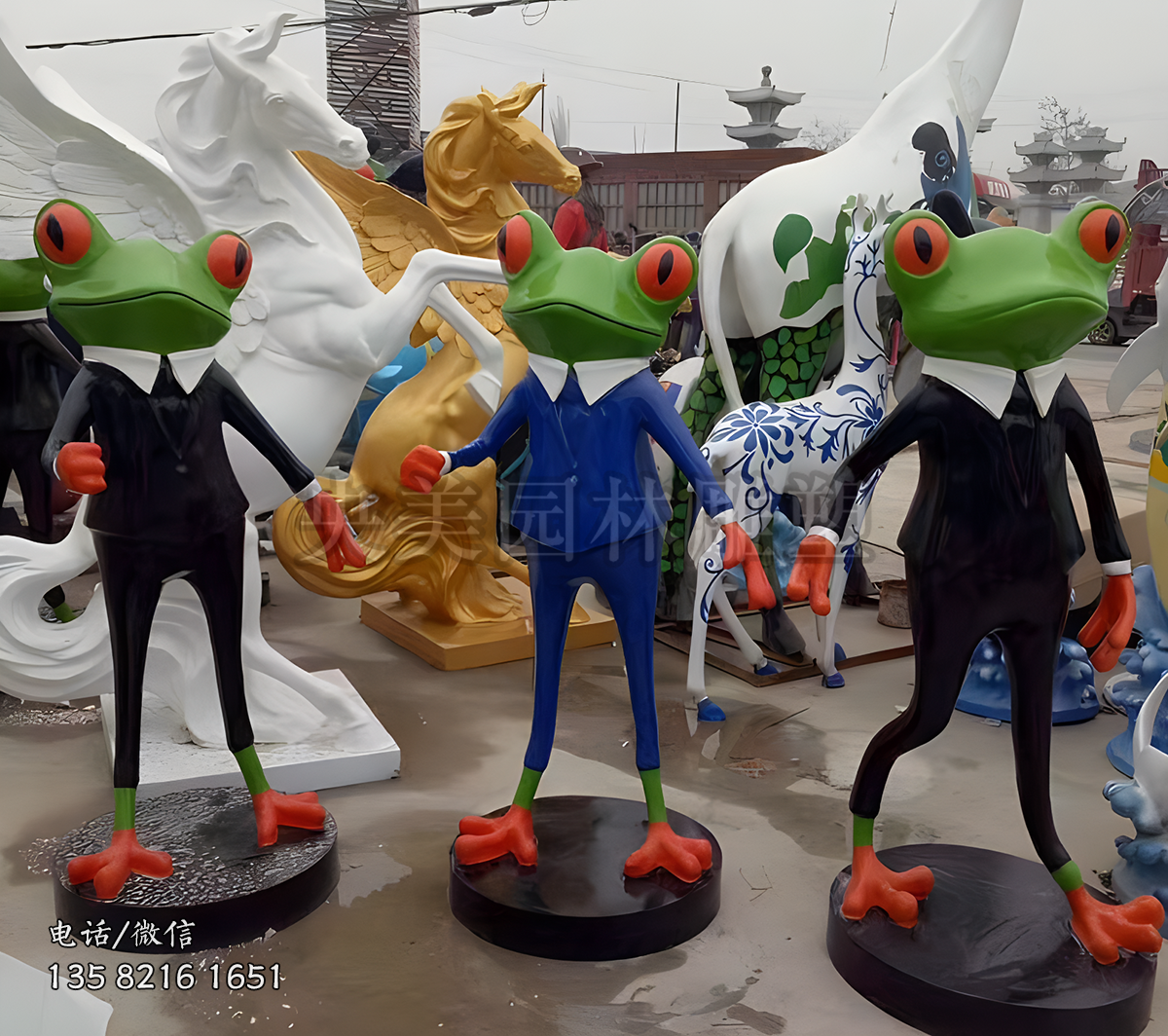 身著工裝的青蛙公仔雕塑