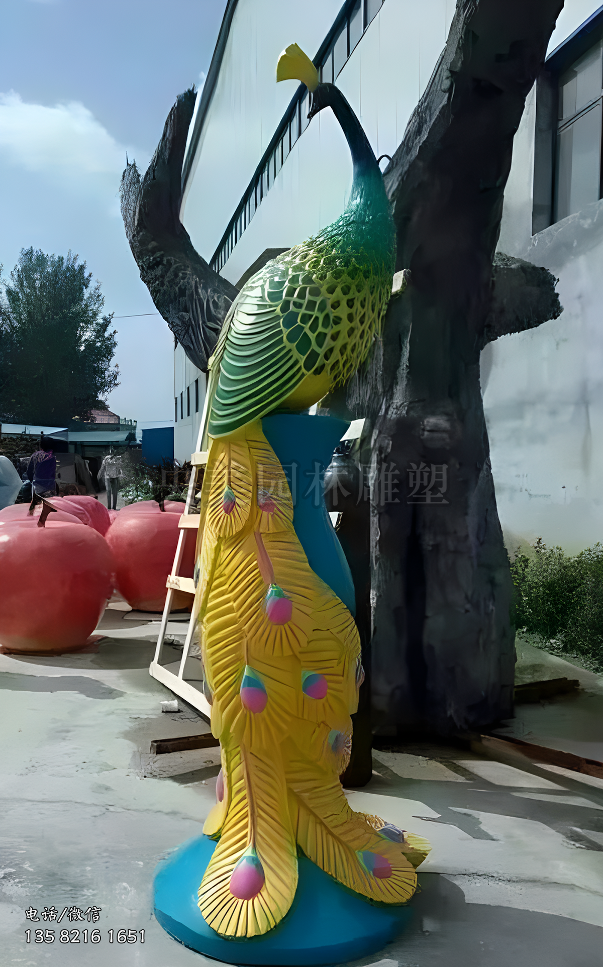 彩繪玻璃鋼孔雀雕塑