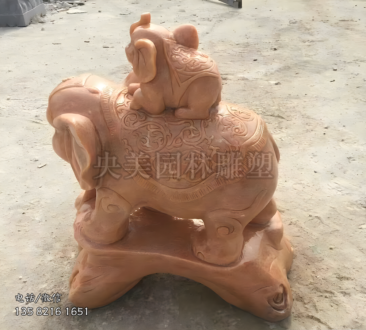 晚霞紅石雕小象趴在大象背上的大象雕塑