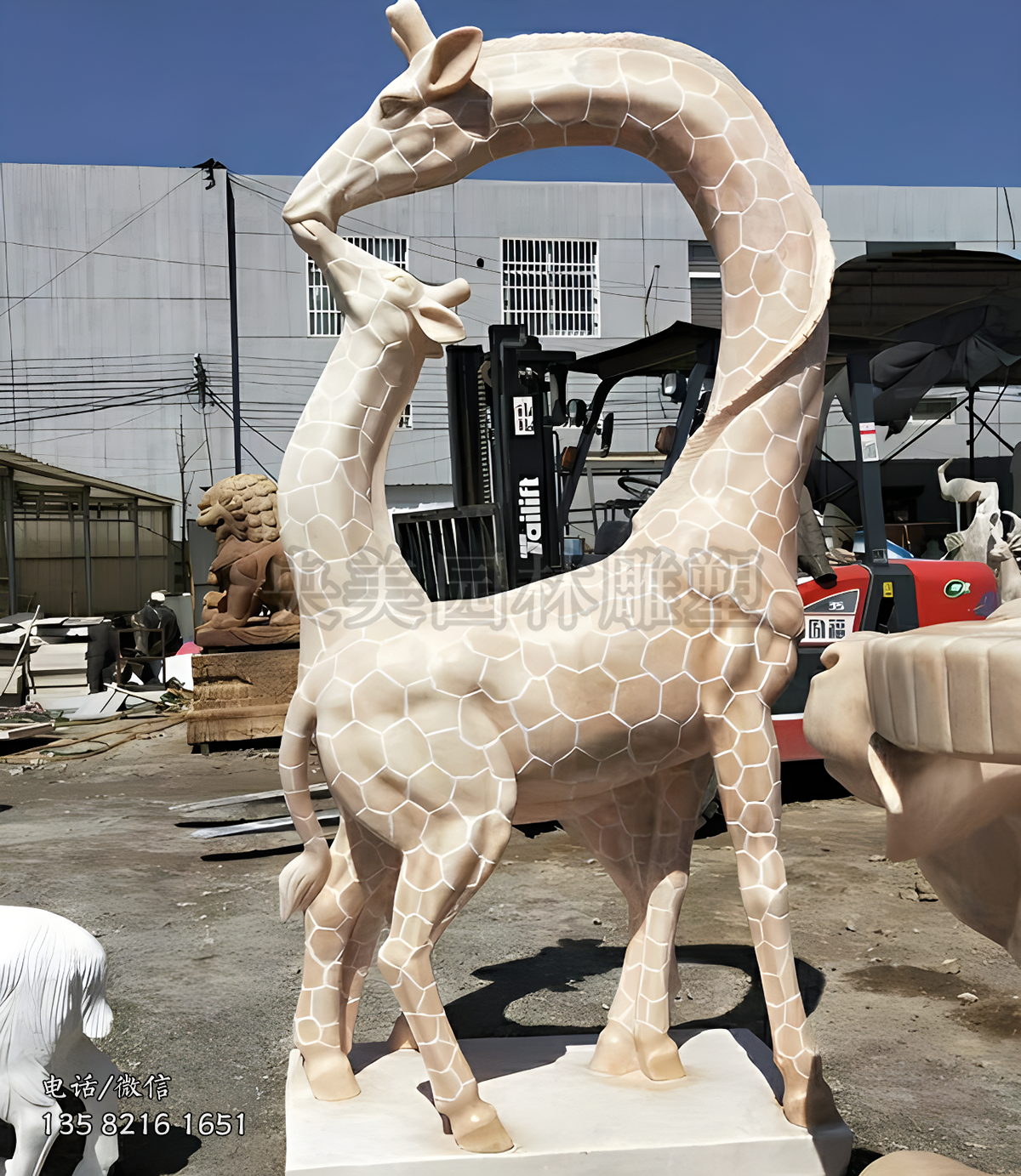 喂食長頸鹿母子石雕