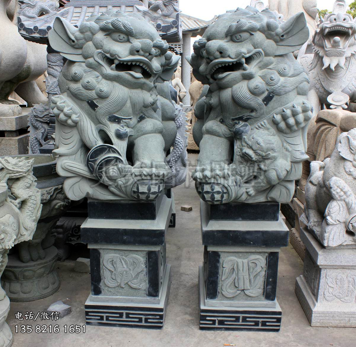 南方獻(xiàn)錢獅石雕擺件