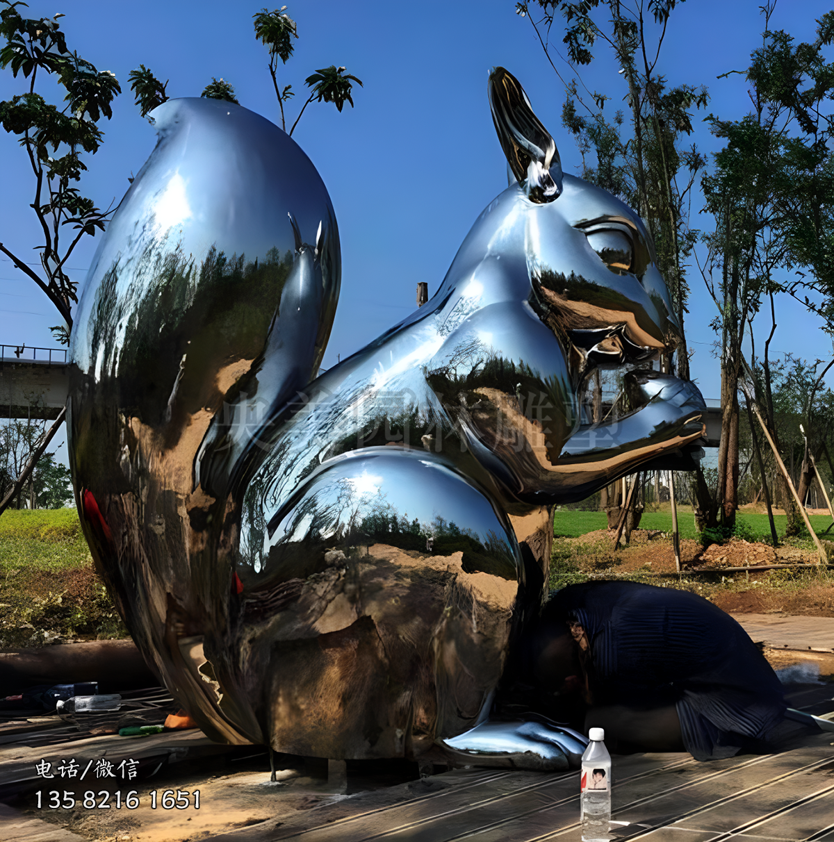 啃松果的鏡面不銹鋼松鼠雕塑