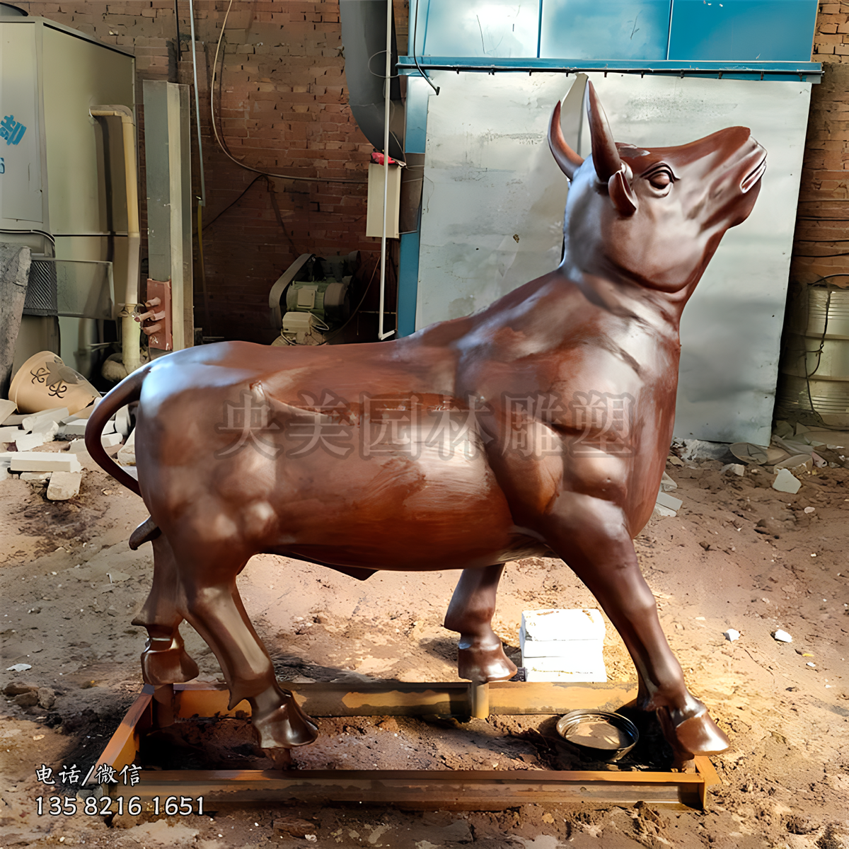 昂頭看天的鑄銅牛雕塑