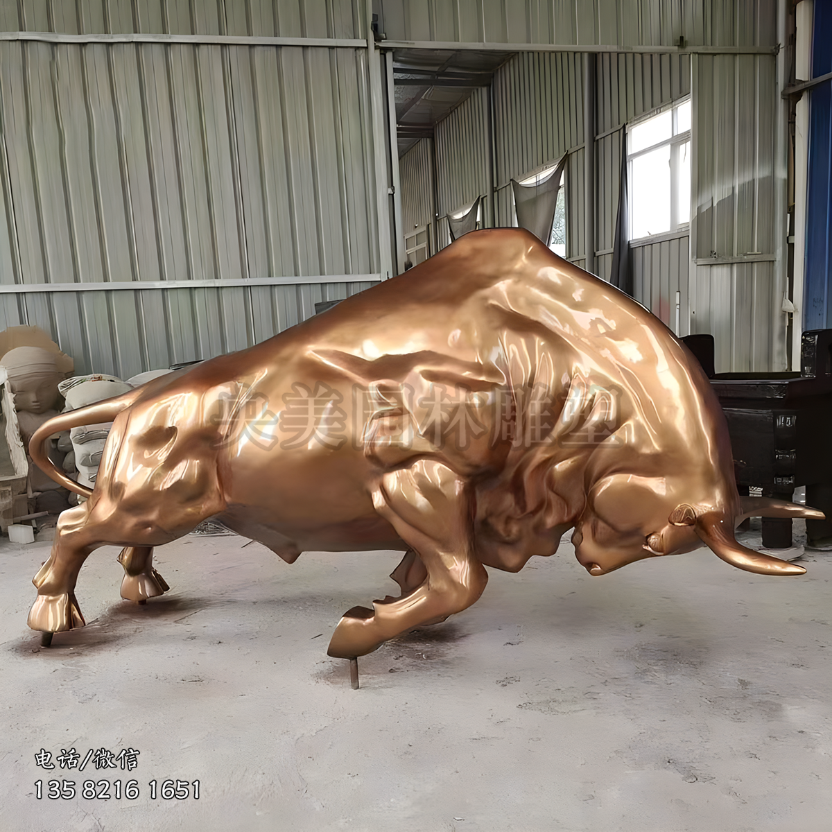 金色開荒牛玻璃鋼雕塑