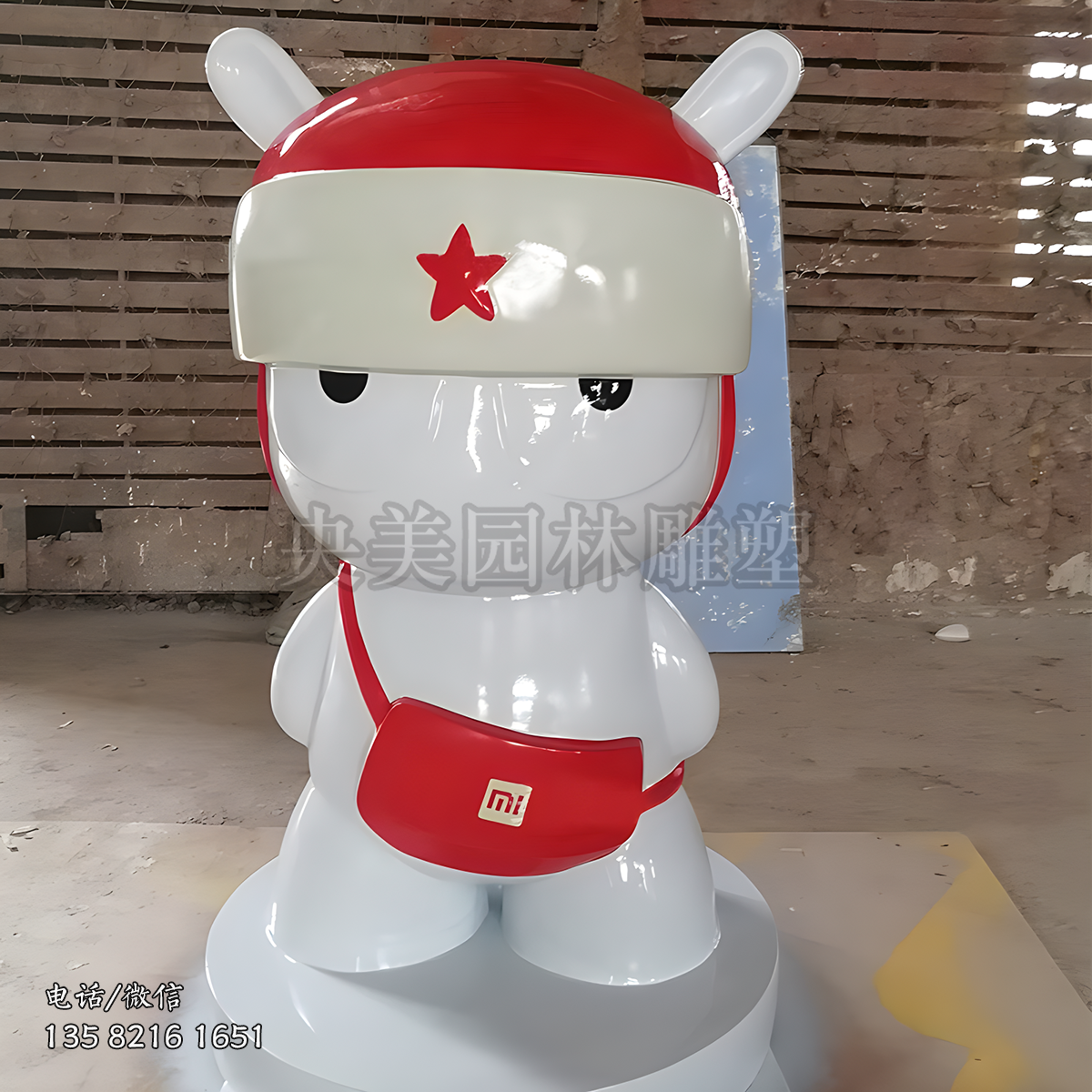 戴紅帽的卡通兔子雕塑造型