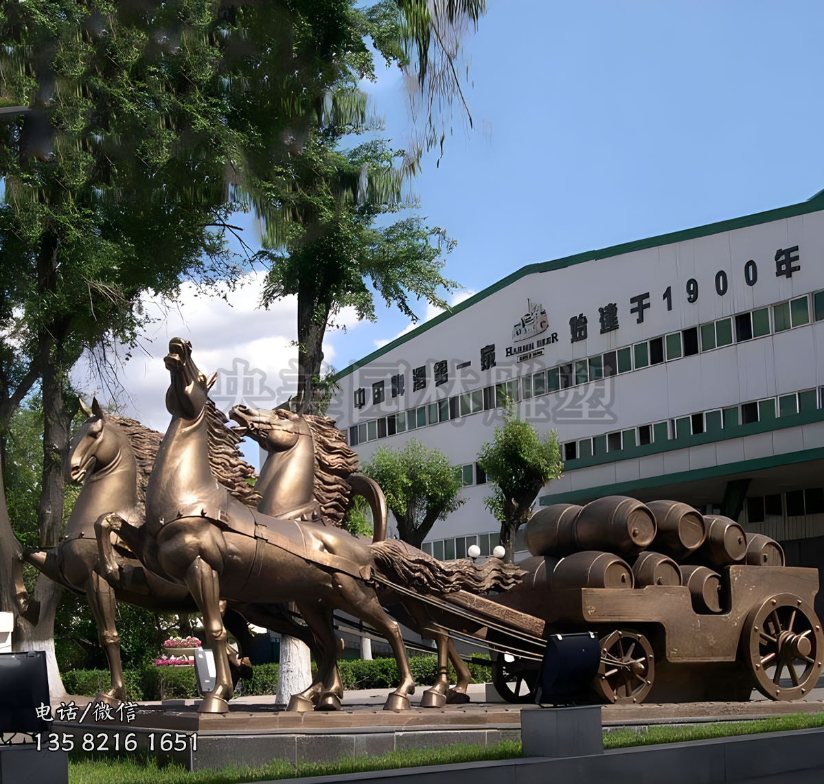 拉著一車酒桶的馬車雕塑