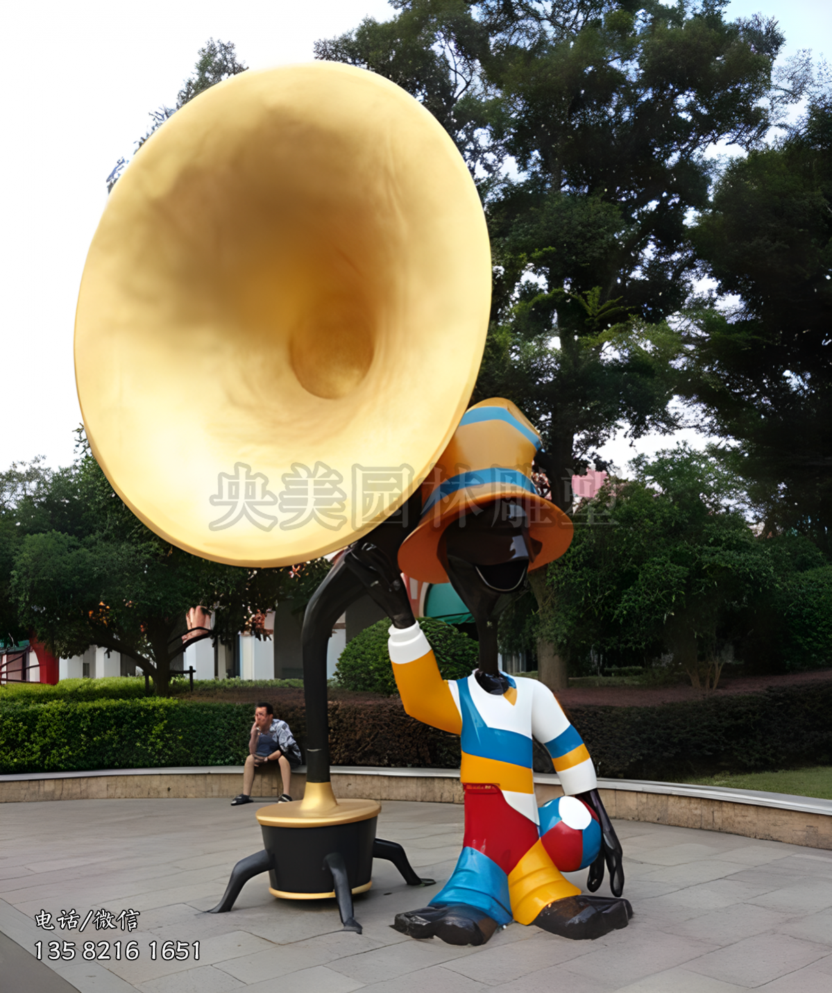 金色不銹鋼喇叭景觀雕塑