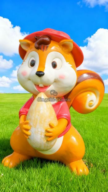 手抱堅果的玻璃鋼卡通松鼠雕塑